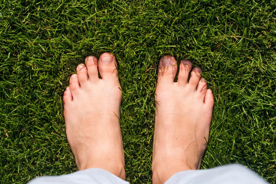 pies descalzos sobre hierba
